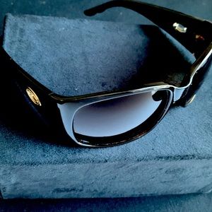 O Oscar de la Renta Tortoise Sunglasses with Case